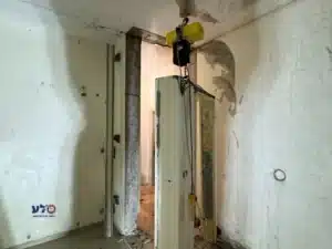 שלב הרמת פלטת הבטון לאחר ניסור ממ"ד