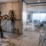 ניסור בטון בבית מאוכלס תוך הגנה על הריהוט והפרדת אזור העבודה באמצעות יריעות ניילון.